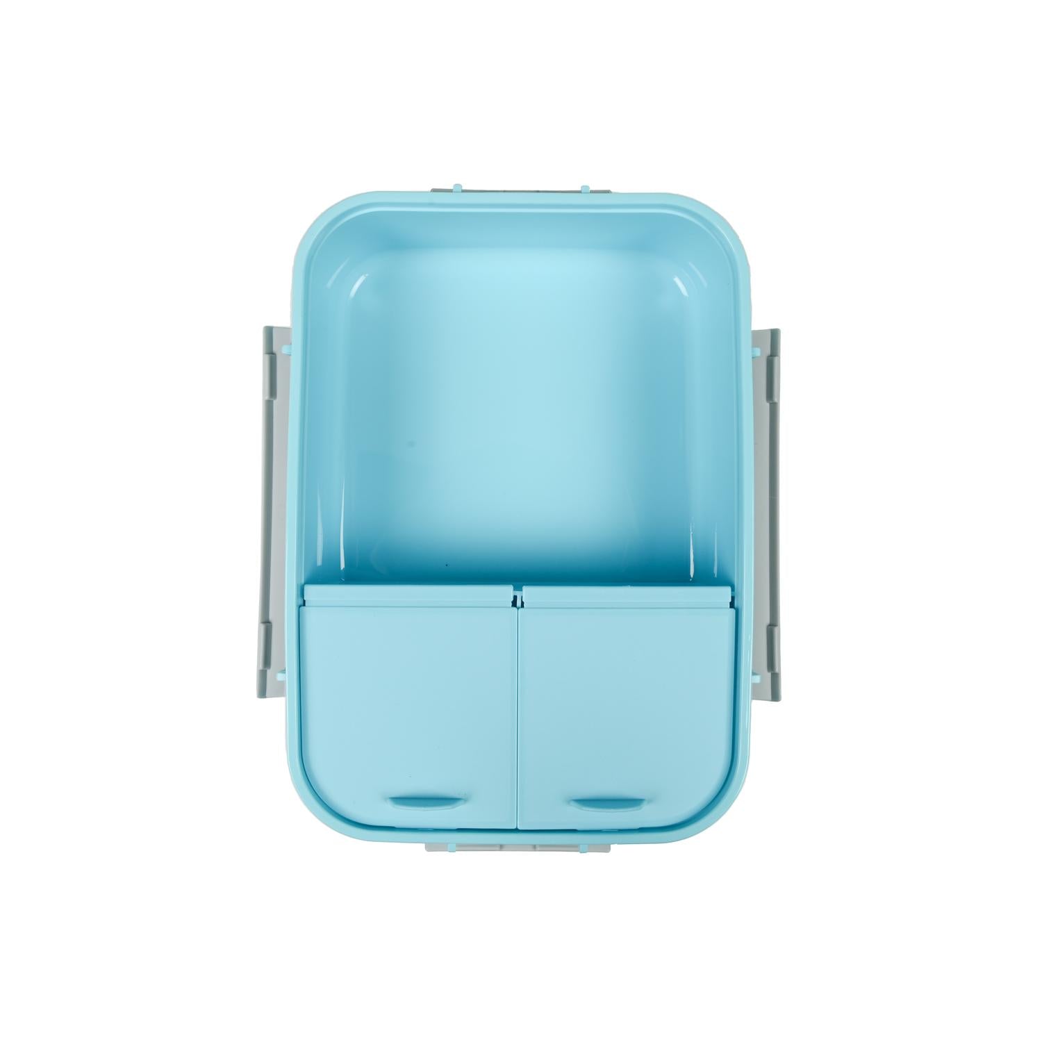 Geöffnete hellblaue Lunchbox mit einem großen Fach und zwei kleineren Fächern im unteren Bereich, von oben gesehen.