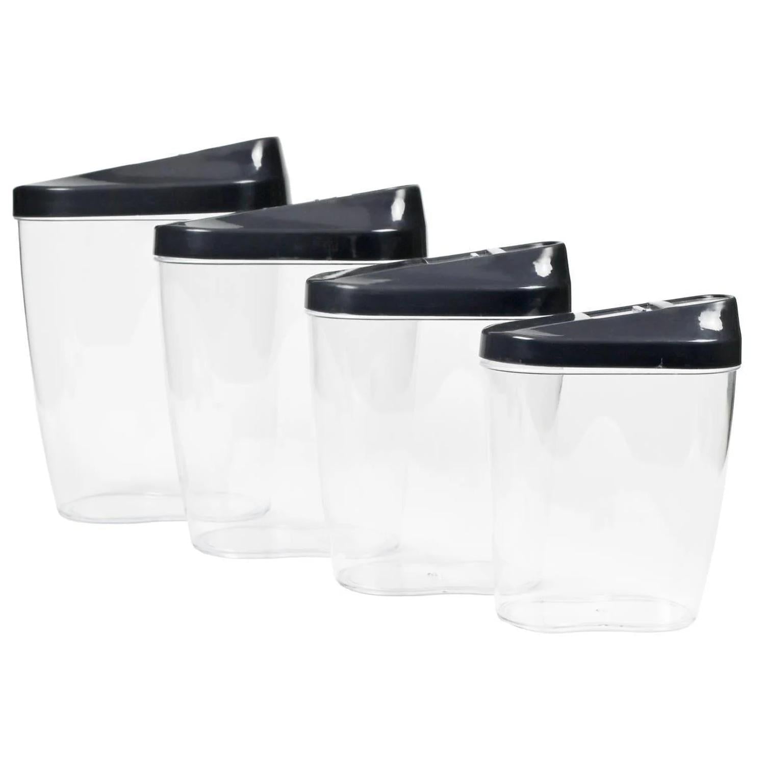 Vier transparente Vorratsdosen aus Kunststoff mit schwarzen Deckeln, in abgestufter Größe nebeneinander aufgestellt.