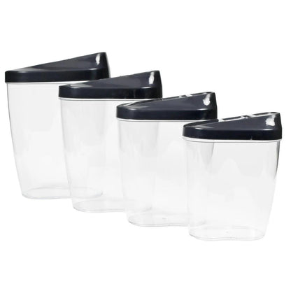 Vier transparente Vorratsdosen aus Kunststoff mit schwarzen Deckeln, in abgestufter Größe nebeneinander aufgestellt.