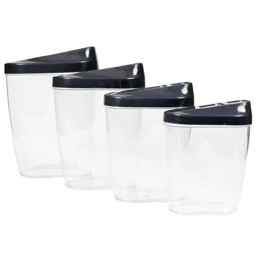 Vier transparente Vorratsdosen aus Kunststoff mit schwarzen Deckeln, in abgestufter Größe nebeneinander aufgestellt.