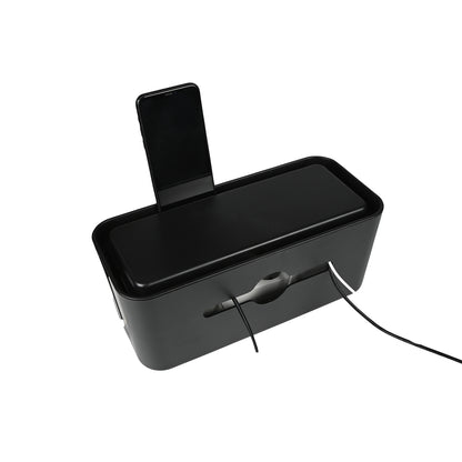 Geschlossene Kabelbox mit herausgeführten Kabeln und einem auf dem Deckel stehenden Smartphone.