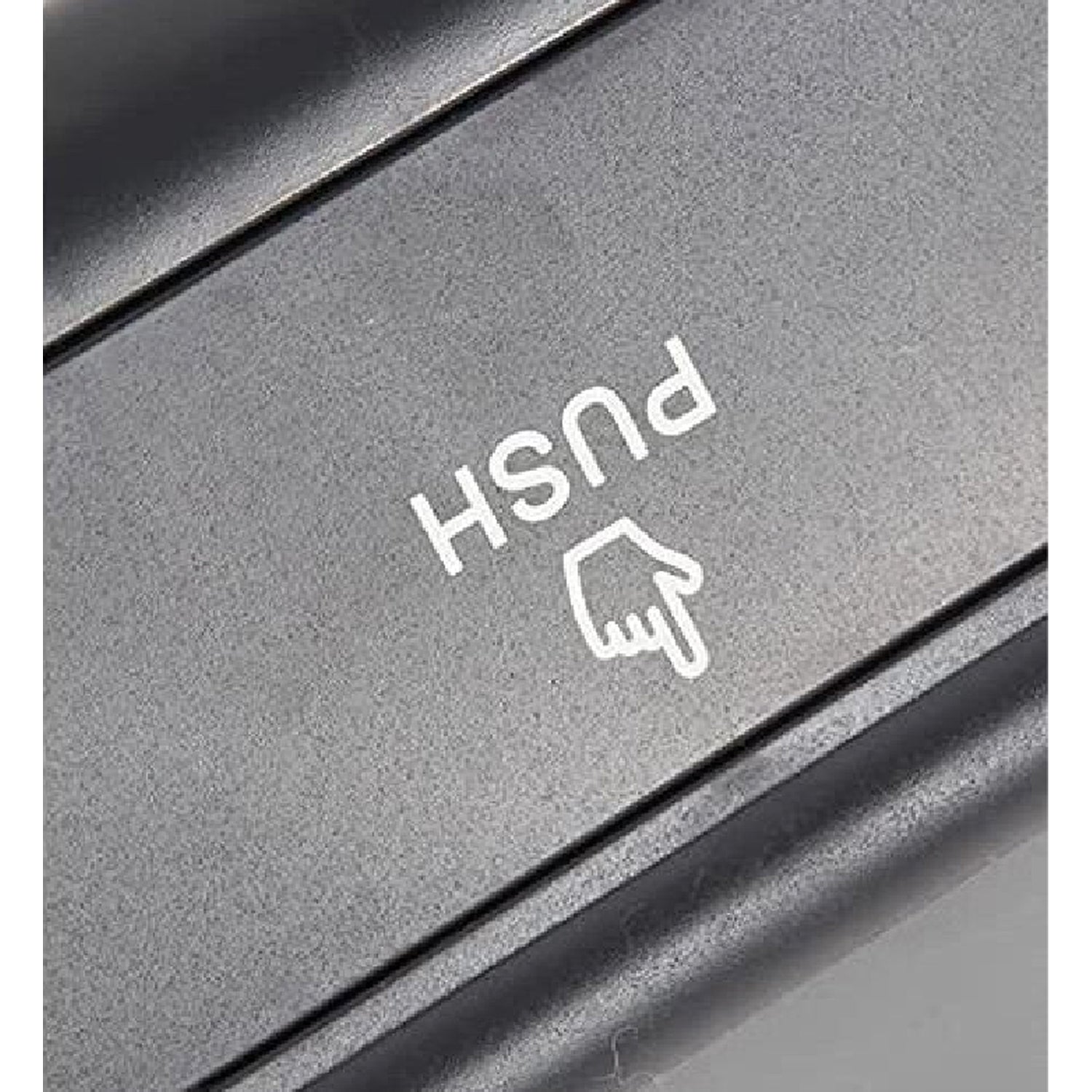 Nahaufnahme des schwarzen Druckdeckels eines Auto-Mülleimers mit weißer Aufschrift „PUSH“ und Fingersymbol.