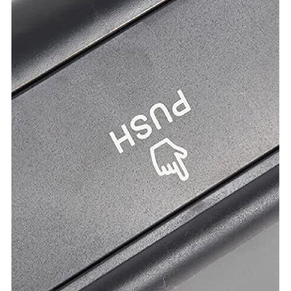 Nahaufnahme des schwarzen Druckdeckels eines Auto-Mülleimers mit weißer Aufschrift „PUSH“ und Fingersymbol.