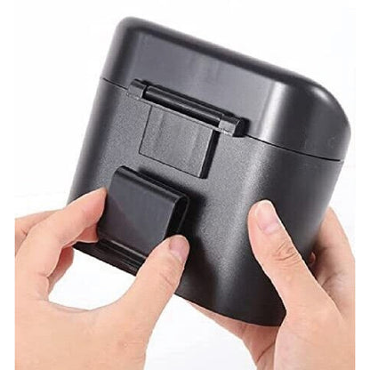 Rückseite des schwarzen Auto-Mülleimers, zwei Hände zeigen die Befestigungsclips zur Anbringung, beispielsweise an der Türverkleidung.