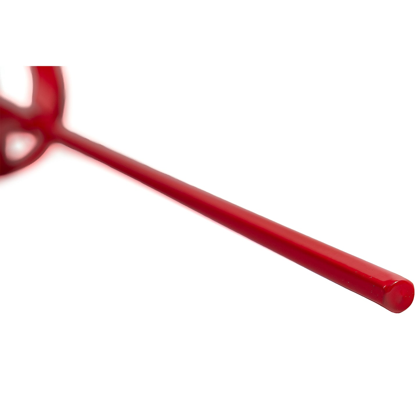 Nahaufnahme des oberen Endes eines roten Mischrührers mit glatter, runder Stange auf weißem Hintergrund.