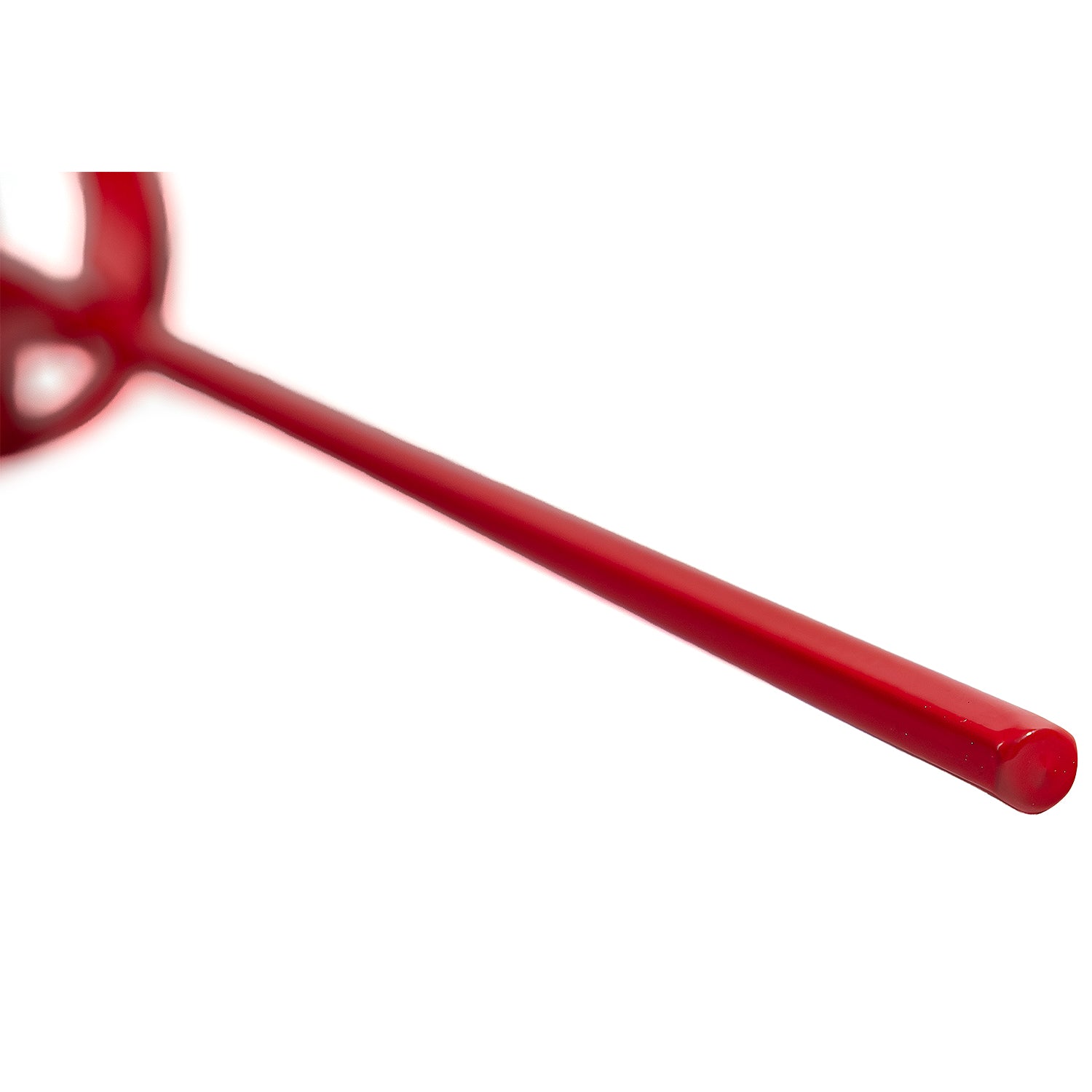 Nahaufnahme des oberen Endes eines roten Mischrührers mit glatter, runder Stange auf weißem Hintergrund.