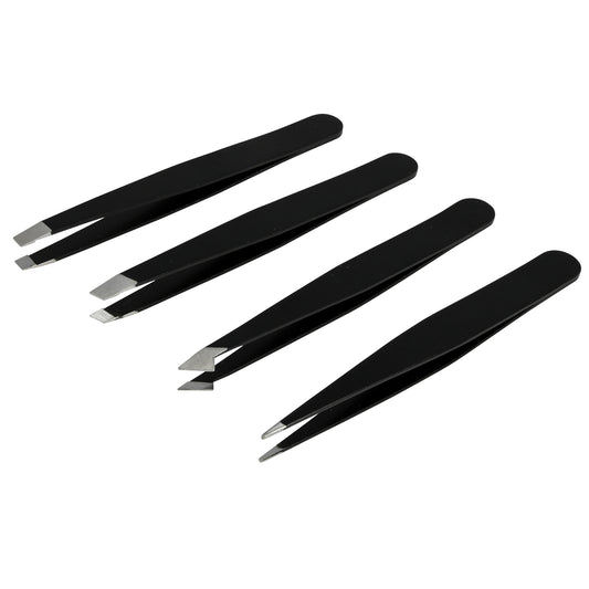 Vier schwarze Pinzetten mit unterschiedlichen Metallspitzen, leicht versetzt und schräg liegend auf weißem Hintergrund dargestellt.