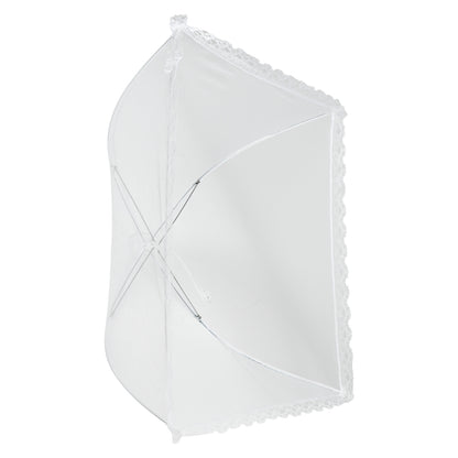 Weiße zusammenklappbare Netzabdeckung in seitlicher Ansicht, aufrecht stehend mit sichtbaren Metallstreben und Spitzenabschluss.