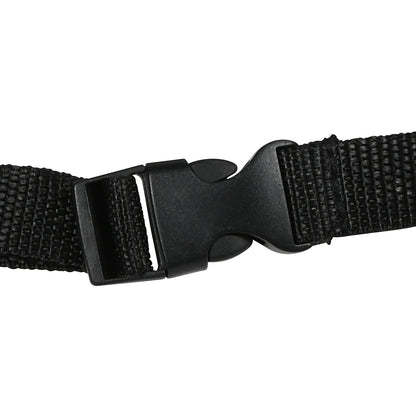 Nahaufnahme einer schwarzen Kunststoffschnalle mit verstellbarem Gurtband zum Befestigen des Autositz-Organizers.