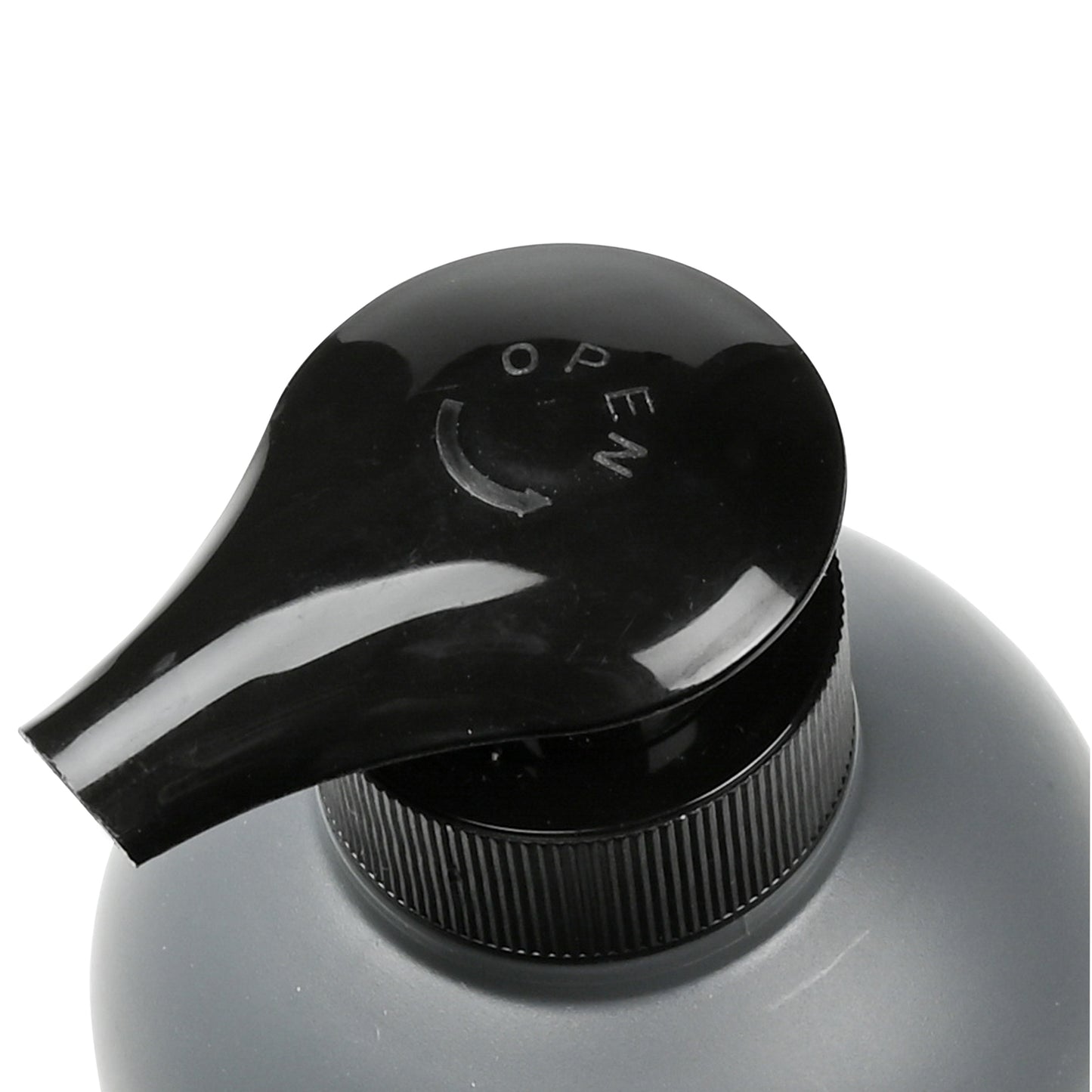 Nahaufnahme des schwarzen Pumpkopfes eines Seifenspenders mit Aufschrift „OPEN“ und Pfeilmarkierung.