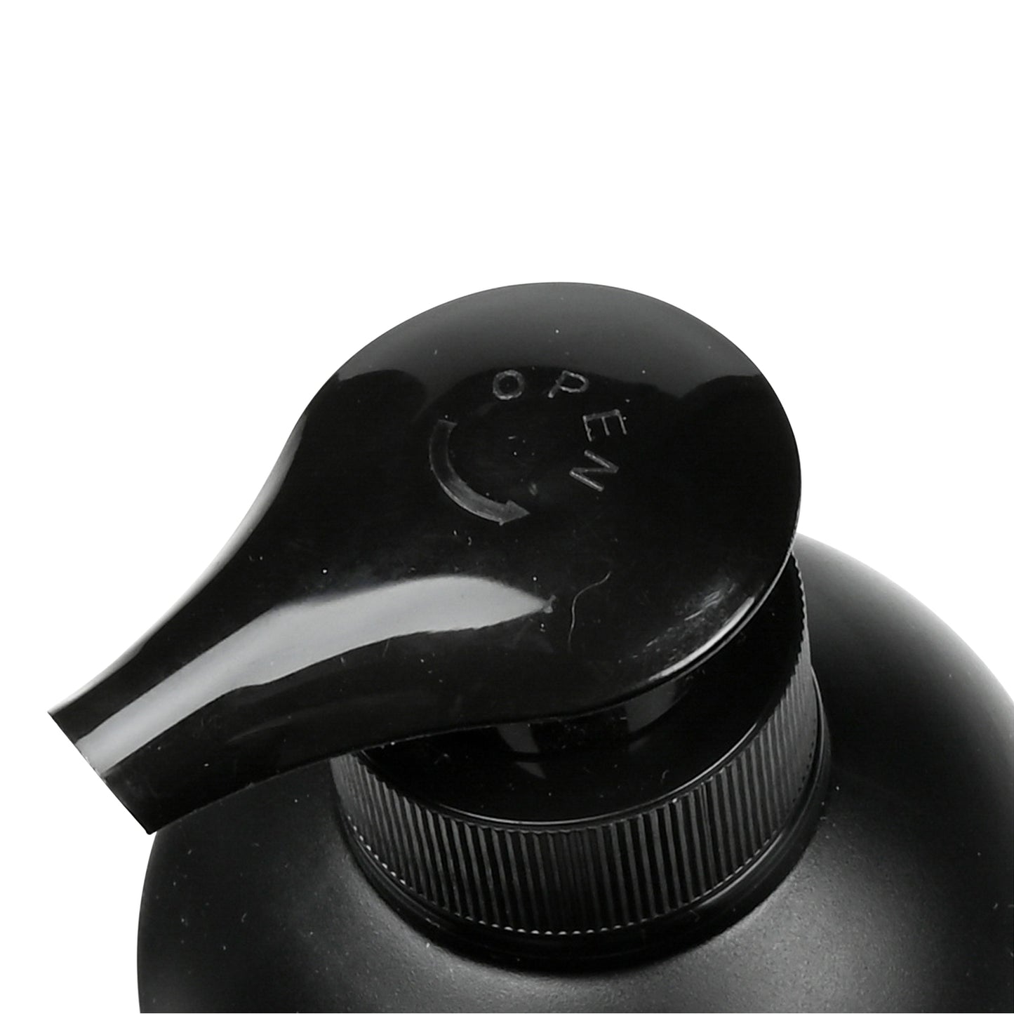 Nahaufnahme des schwarzen Pumpkopfes eines Seifenspenders mit Aufschrift „OPEN“ und Pfeilmarkierung.