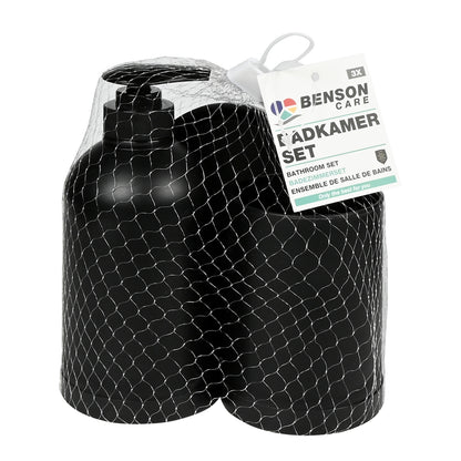 Schwarzes 3-teiliges Badezimmerset aus Seifenspender, Becher und Seifenschale, zusammen in einem weißen Kunststoffnetz mit Etikett „BADKAMER SET“.