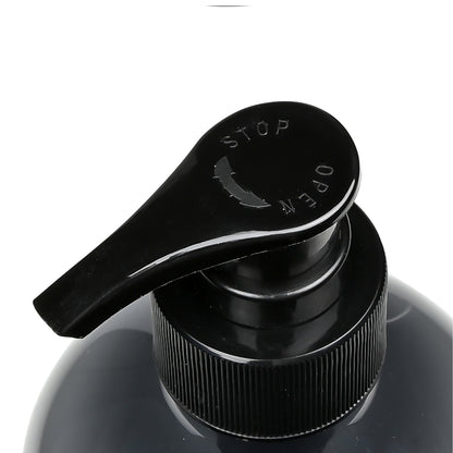 Nahaufnahme des schwarzen Pumpkopfes mit Drehverschluss und Beschriftung „STOP“ und „OPEN“.