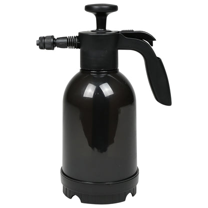 Schwarzer Pumpsprüher mit eingedrückter Pumpstange, seitlicher Düse und ergonomischem Griff, freigestellt auf weißem Hintergrund.