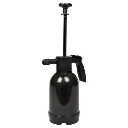 Schwarzer Pumpsprüher mit ausgezogener Pumpstange und seitlich angebrachter Düse, freigestellt vor weißem Hintergrund.