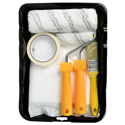 Farbroller-Set mit zwei Farbrollern, Pinsel, Abdeckfolie und Kreppband, ordentlich in der schwarzen Farbwanne angeordnet, Draufsicht.