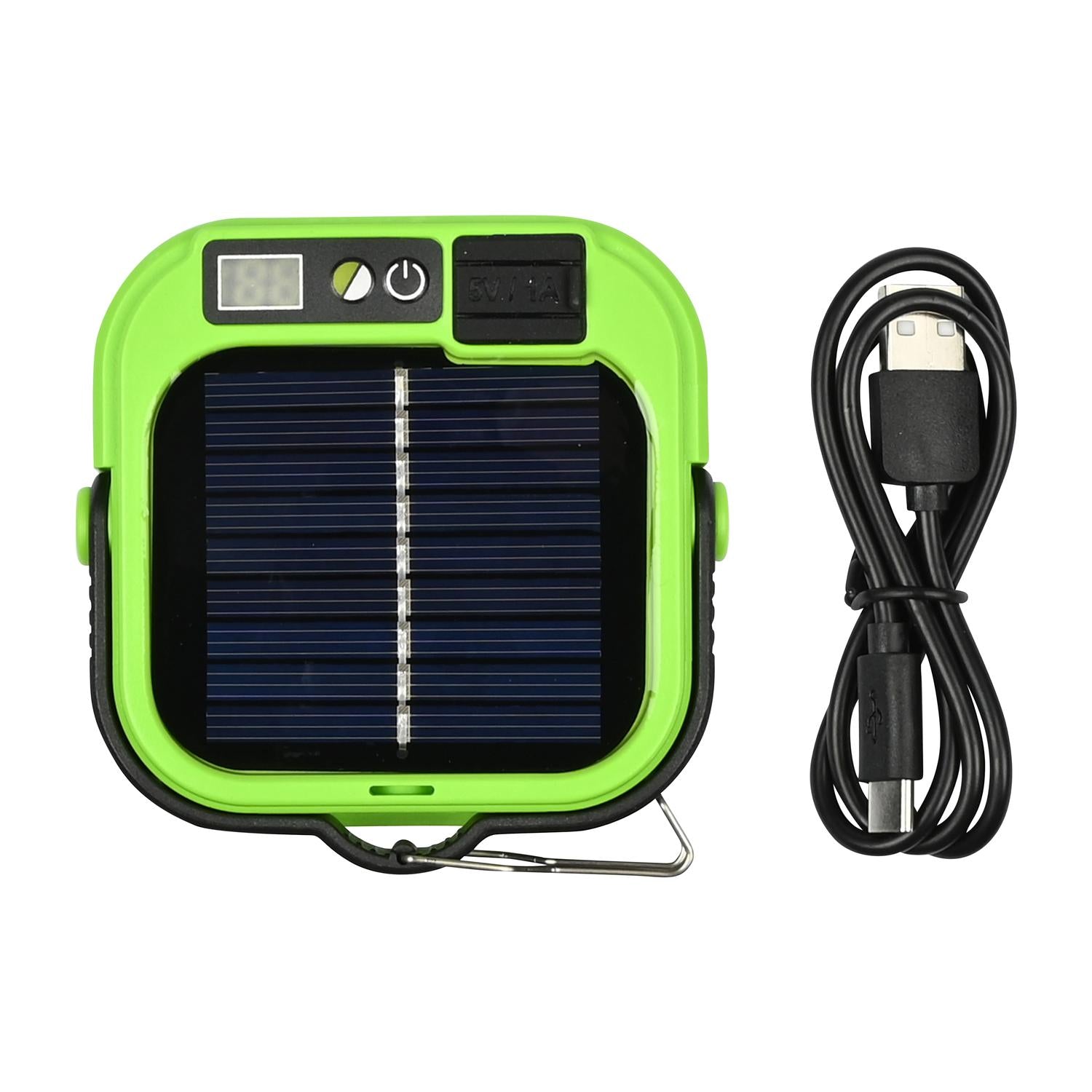 Grünes, quadratisches Solargerät mit integrierter Solarzelle und Bedienelementen, daneben ein schwarzes USB-Ladekabel, beide auf weißem Hintergrund dargestellt.