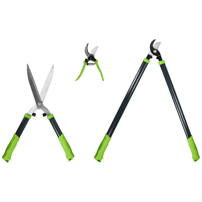 Drei geöffnete Gartenwerkzeuge nebeneinander vor weißem Hintergrund: links Heckenschere mit weit geöffneten Klingen, mittig Gartenschere mit sichtbarer Feder, rechts Astschere mit geöffnetem Schneidkopf. Alle mit grünen Griffen ausgestattet.