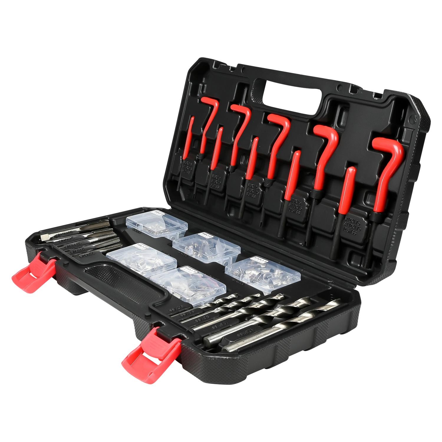 Geöffneter schwarzer Werkzeugkoffer mit roten Griffen und Verschlüssen, gefüllt mit Gewindereparaturwerkzeugen, Bohrern und transparenten Boxen mit Spiraleinsätzen.