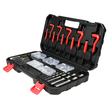Geöffneter schwarzer Werkzeugkoffer mit roten Griffen und Verschlüssen, gefüllt mit Gewindereparaturwerkzeugen, Bohrern und transparenten Boxen mit Spiraleinsätzen.