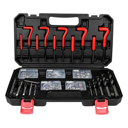 Geöffneter Werkzeugkoffer mit sechs roten Handgriffen im Deckel und mehreren Bohrern, Gewindebohrern und Einsätzen in transparenten Boxen.
