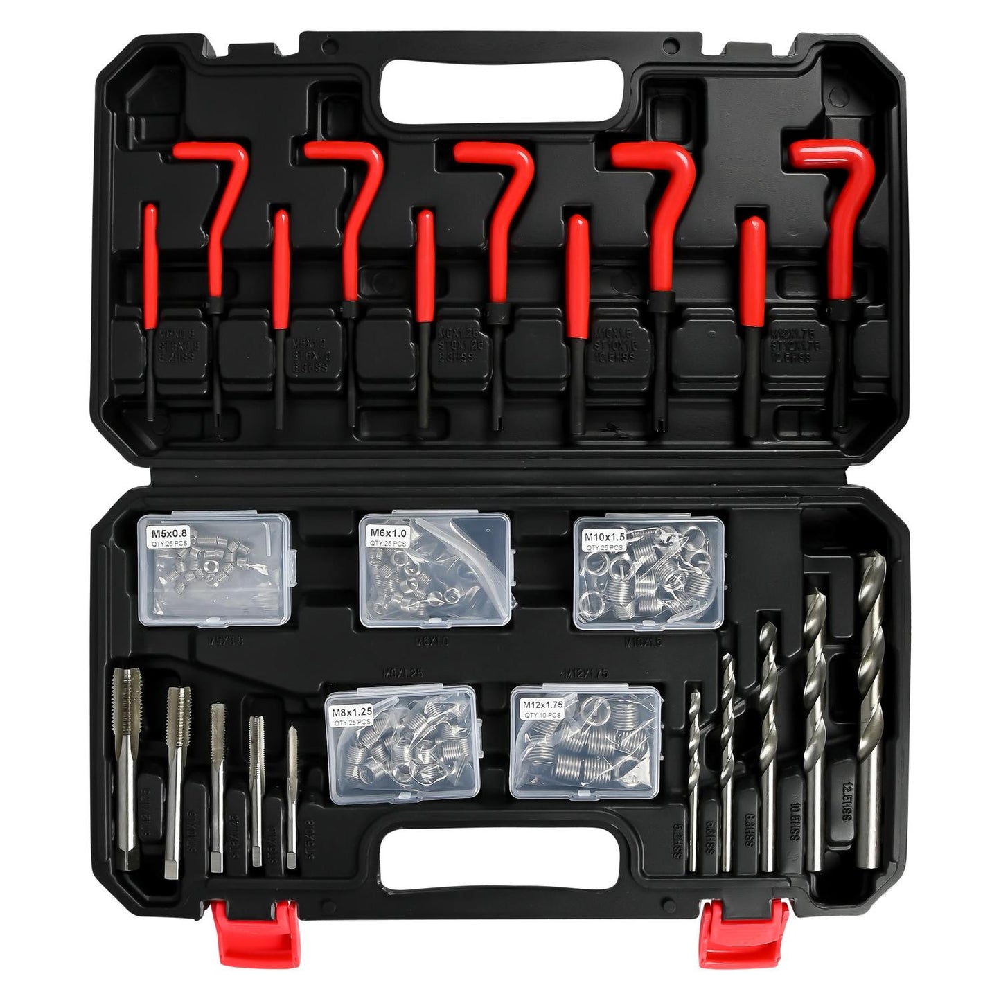 Draufsicht auf geöffneten Werkzeugkoffer mit sortierten Bohrern, Gewindebohrern, roten Handgriffen und Metallspiralen in kleinen Kunststoffboxen.