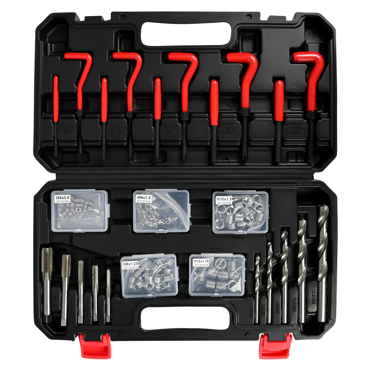 Draufsicht auf geöffneten Werkzeugkoffer mit sortierten Bohrern, Gewindebohrern, roten Handgriffen und Metallspiralen in kleinen Kunststoffboxen.