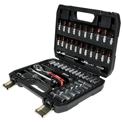 Geöffneter schwarzer Steckschlüsselkoffer mit zwei Reihen Einsatzbits im Deckel und Stecknüssen, Ratsche, Griff und Verlängerungen im unteren Fach.