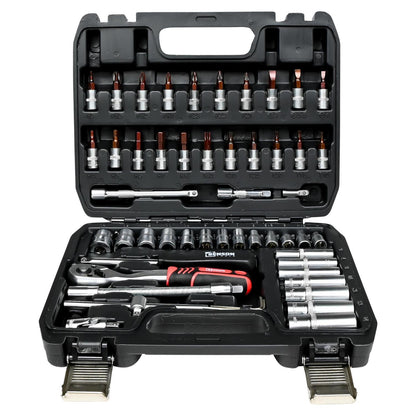 2: Werkzeugkoffer mit geöffnetem Deckel, bestückt mit Stecknüssen, Ratsche, Verlängerungen und Einsatzbits in geordneter Anordnung.