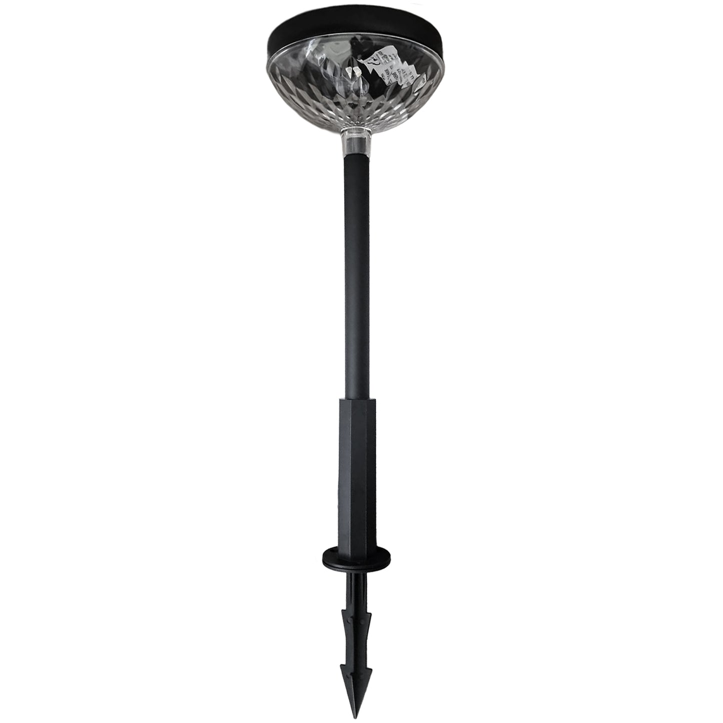 Solarlampe mit schwarzem Gehäuse und transparenter Lichtkuppel mit Facettenschliff, montiert auf einem geraden schwarzen Erdspieß mit runder Auflagefläche.