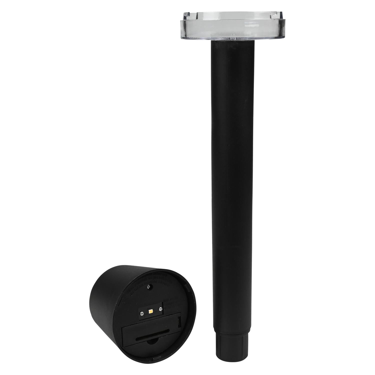 Schwarze Solar-Gartenleuchte mit abgenommenem Lampenkopf, sichtbare LED-Leuchtelemente und Batteriefach an der Unterseite, Gehäuseschaft separat danebenstehend.