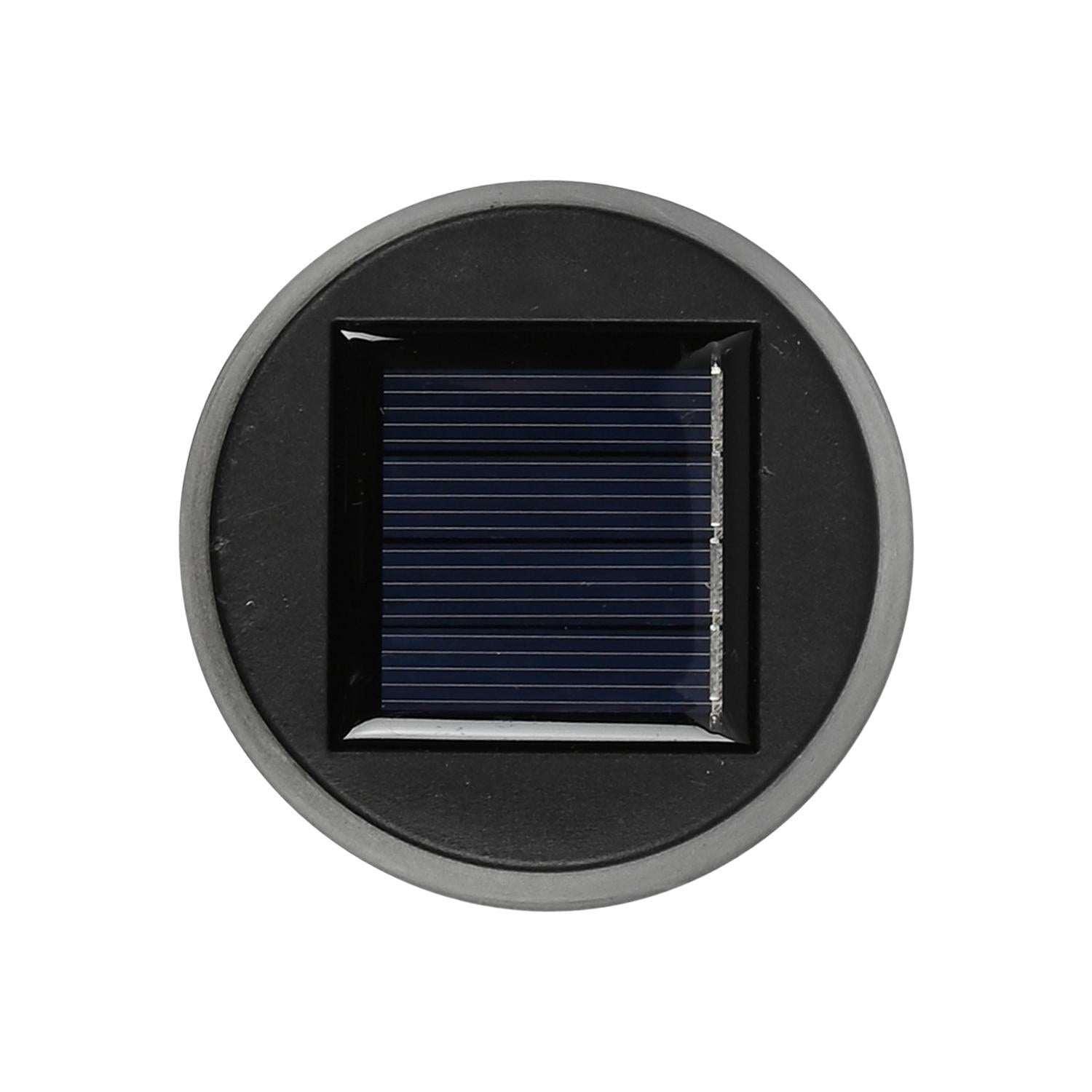 Draufsicht auf das runde Solarpanel der Gartenleuchte mit schwarzem Gehäuse und zentralem quadratischem Solarmodul mit feinen Solarzellen.