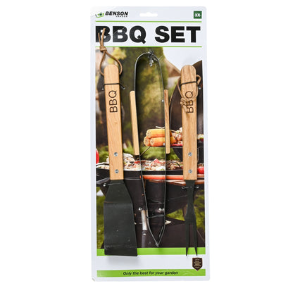 BBQ-Werkzeugset aus drei Teilen – Spatel, Zange und Gabel – mit Holzgriffen, in transparenter Kunststoffverpackung mit Kartonrückwand, abgebildet vor einem Grillmotiv.