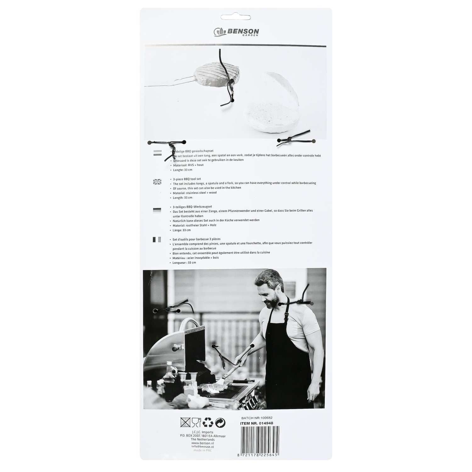 Rückseite der Produktverpackung mit Informationen in mehreren Sprachen über das BBQ-Set, daneben eine Schwarz-Weiß-Fotografie eines Mannes beim Grillen mit dem Set.