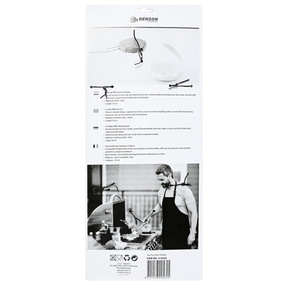 Rückseite der Produktverpackung mit Informationen in mehreren Sprachen über das BBQ-Set, daneben eine Schwarz-Weiß-Fotografie eines Mannes beim Grillen mit dem Set.