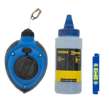 Schlagschnurset von oben gezeigt, bestehend aus blauer Schlagschnurrolle, weißer Flasche mit Etikett „Poeder“ und kleiner blauer Wasserwaage, in einer Reihe angeordnet.