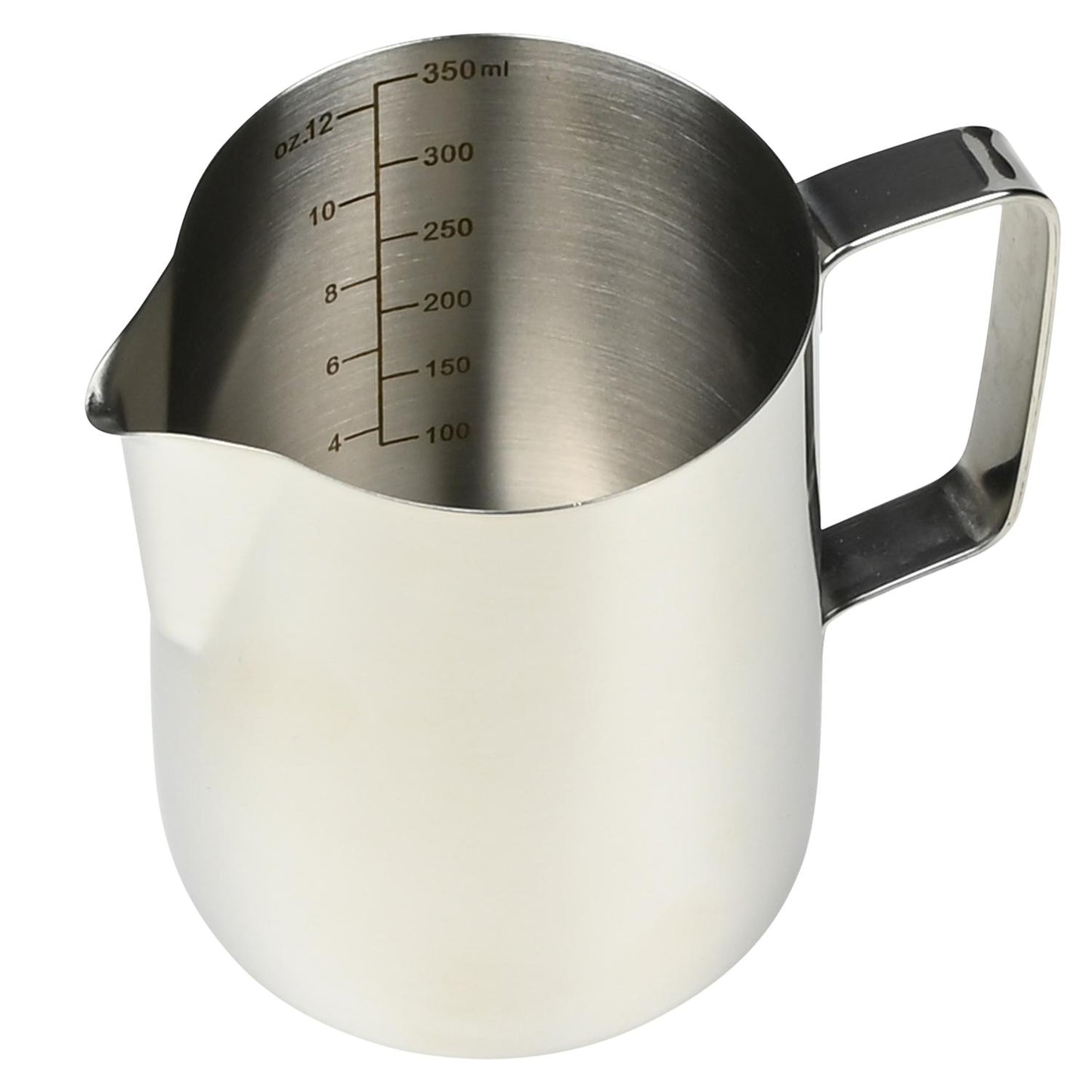 Metallischer Milchkännchen-Messbecher mit weißer Außenseite, Edelstahl-Innenfläche und sichtbarer Messskala in Milliliter und Unzen, mit Ausgießlippe und Griff, auf weißem Hintergrund.