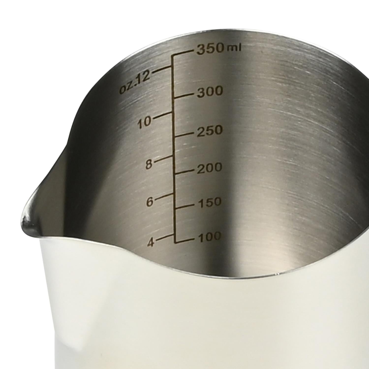 Detailansicht der Edelstahl-Innenseite eines Milchkännchens mit Ausgießlippe und eingravierter Messskala in Milliliter und Unzen bis 350 ml, vor weißem Hintergrund.