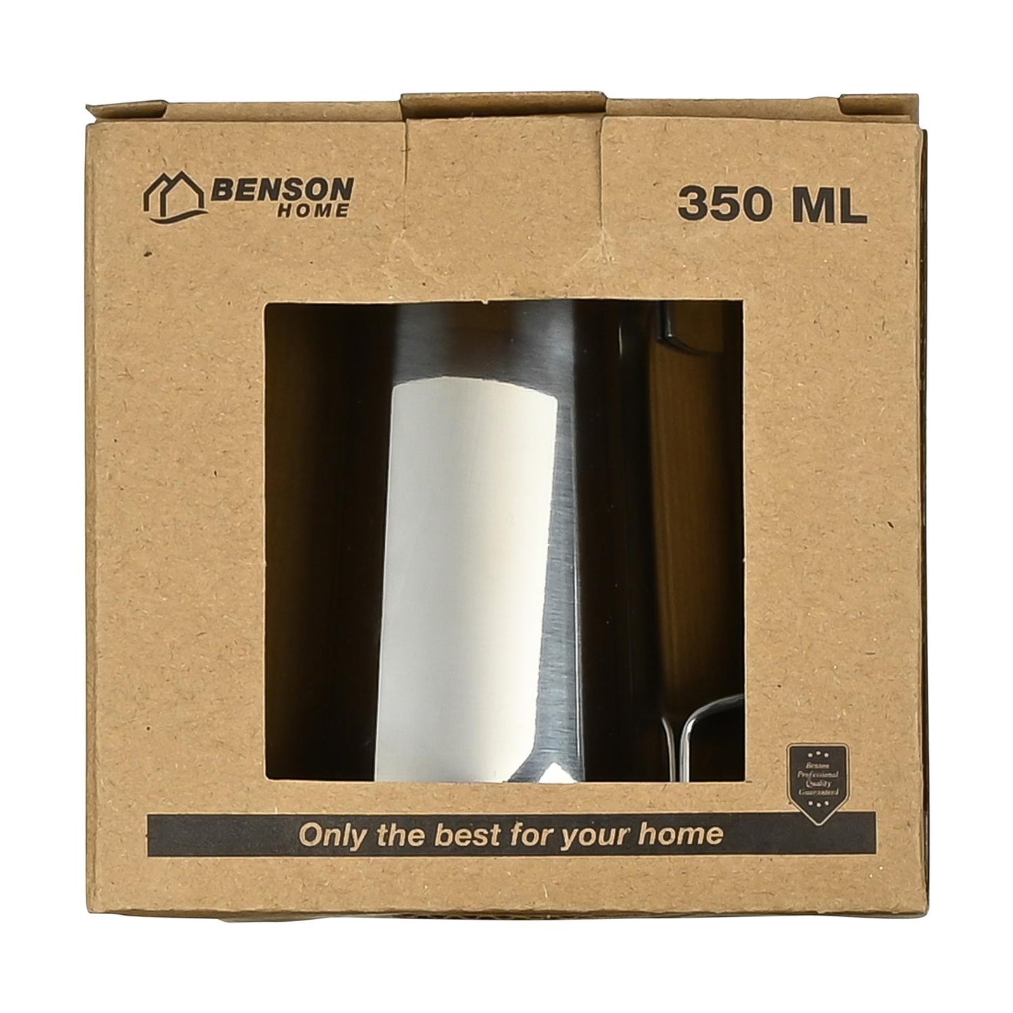 Braune Kartonverpackung mit Sichtfenster, darin ein weiß beschichtetes Milchkännchen aus Metall, oben mit Aufdruck „350 ML“ und Textleiste am unteren Rand.