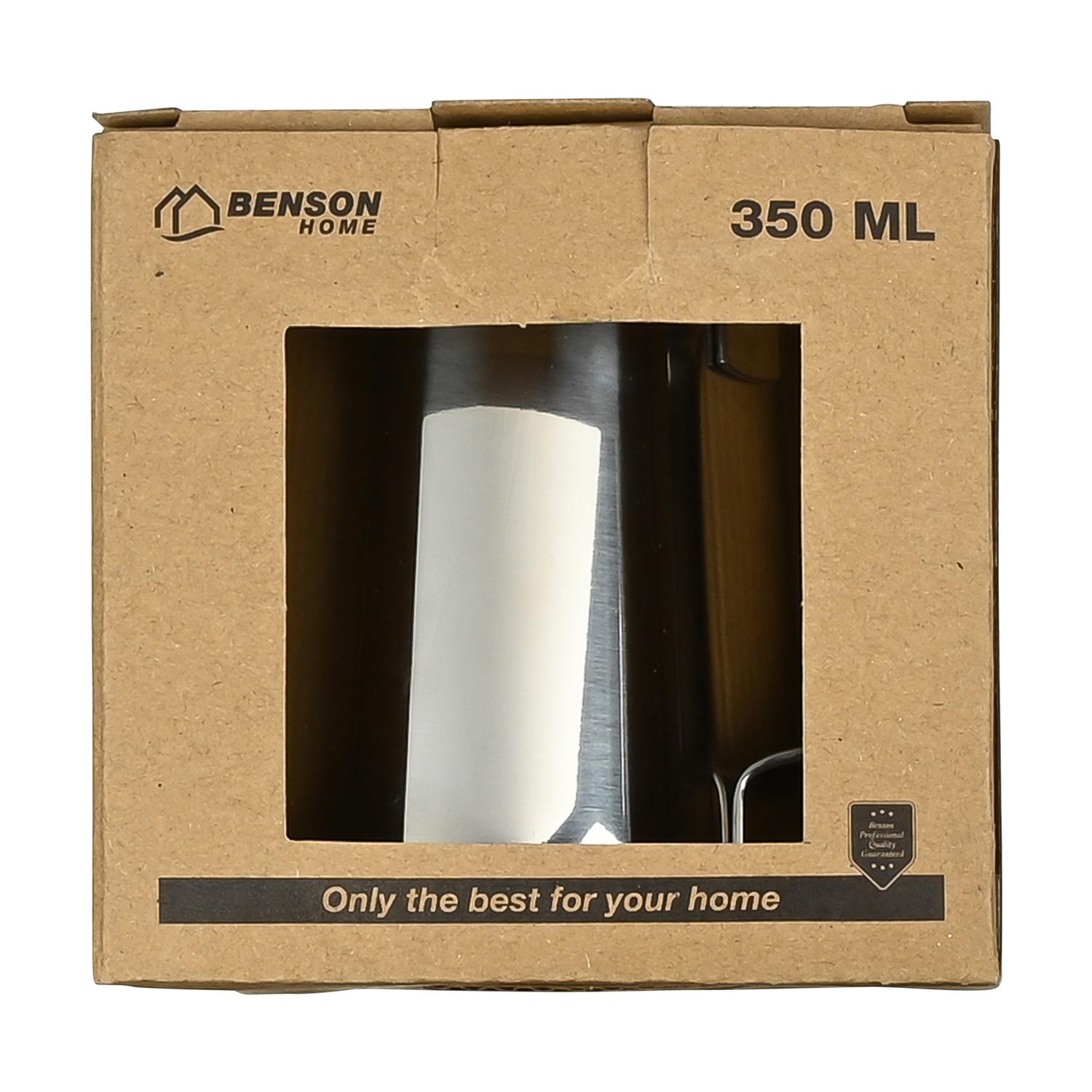 Braune Kartonverpackung mit Sichtfenster, darin ein weiß beschichtetes Milchkännchen aus Metall, oben mit Aufdruck „350 ML“ und Textleiste am unteren Rand.