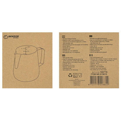 Rückseite einer braunen Kartonverpackung mit schwarzer Linienzeichnung eines Milchkännchens sowie mehrsprachigen Textangaben, technischen Daten, Symbolen und Barcode auf Recyclingkarton.