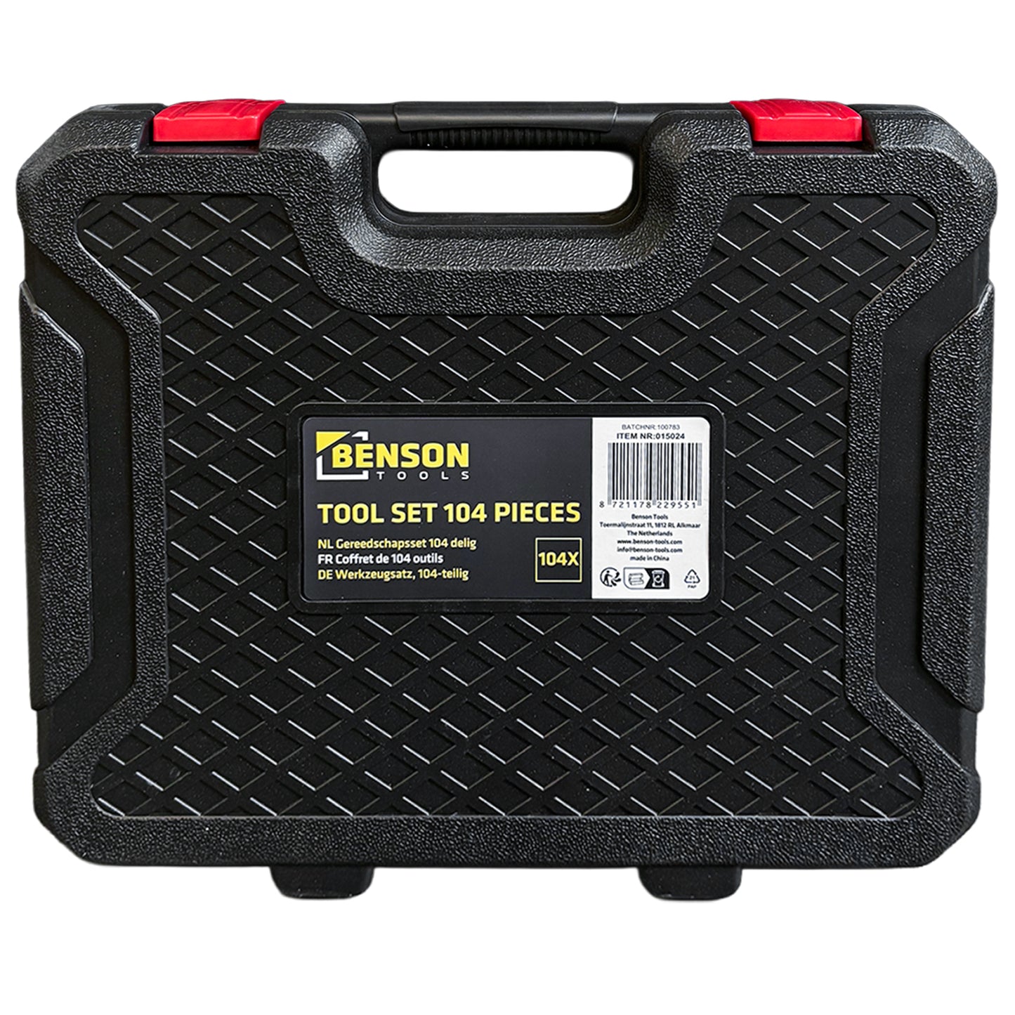Geschlossener schwarzer Werkzeugkoffer mit rautenförmiger Oberflächenstruktur, rotem Verschluss und Etikett mit der Aufschrift „Tool Set 104 Pieces“.