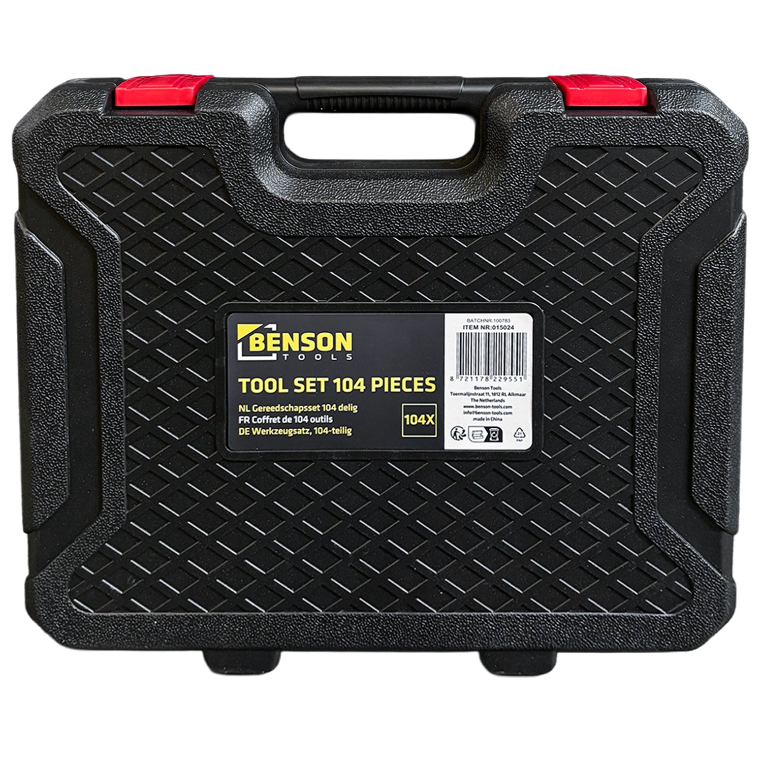 Geschlossener schwarzer Werkzeugkoffer mit rautenförmiger Oberflächenstruktur, rotem Verschluss und Etikett mit der Aufschrift „Tool Set 104 Pieces“.