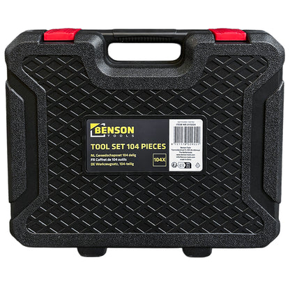 Geschlossener schwarzer Werkzeugkoffer mit rautenförmiger Oberflächenstruktur, rotem Verschluss und Etikett mit der Aufschrift „Tool Set 104 Pieces“.