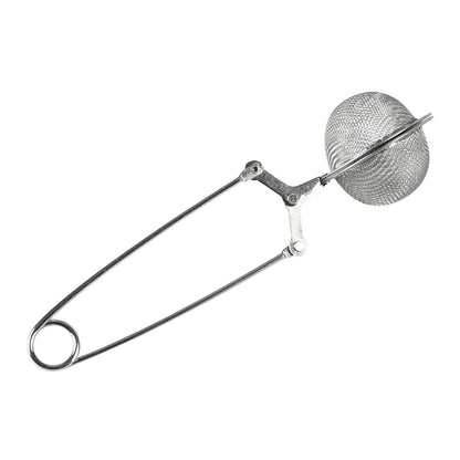 Metall-Teesieb mit kugelförmigem Sieb aus feinem Drahtgeflecht, Scherenmechanismus und ringförmigem Griffende, seitlich dargestellt vor weißem Hintergrund.