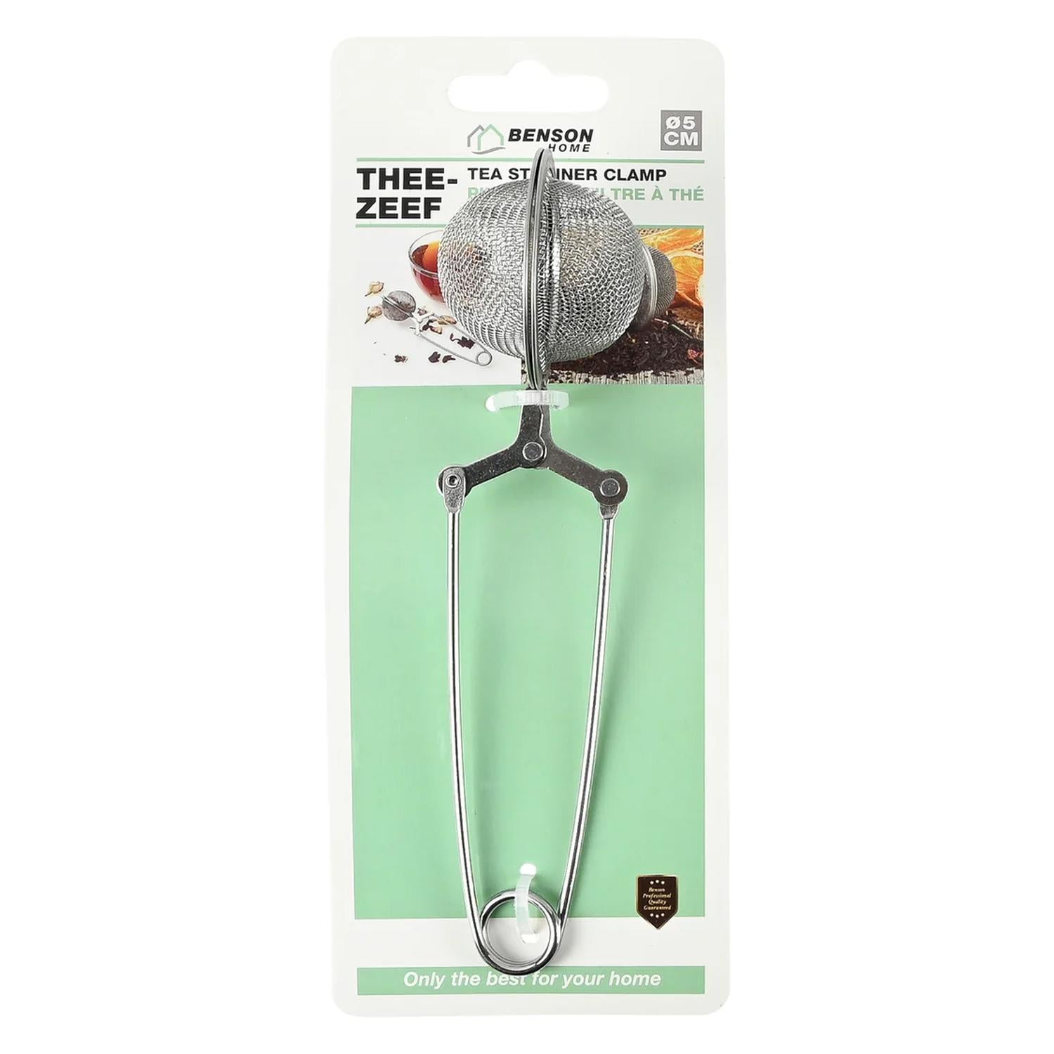 Verpacktes Metall-Teesieb mit kugelförmigem Drahtsieb und Scherenmechanismus, befestigt auf einer Kartonkarte mit Produktabbildungen, Textangaben und grünem Hintergrundbereich.