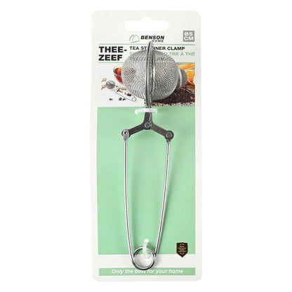 Verpacktes Metall-Teesieb mit kugelförmigem Drahtsieb und Scherenmechanismus, befestigt auf einer Kartonkarte mit Produktabbildungen, Textangaben und grünem Hintergrundbereich.