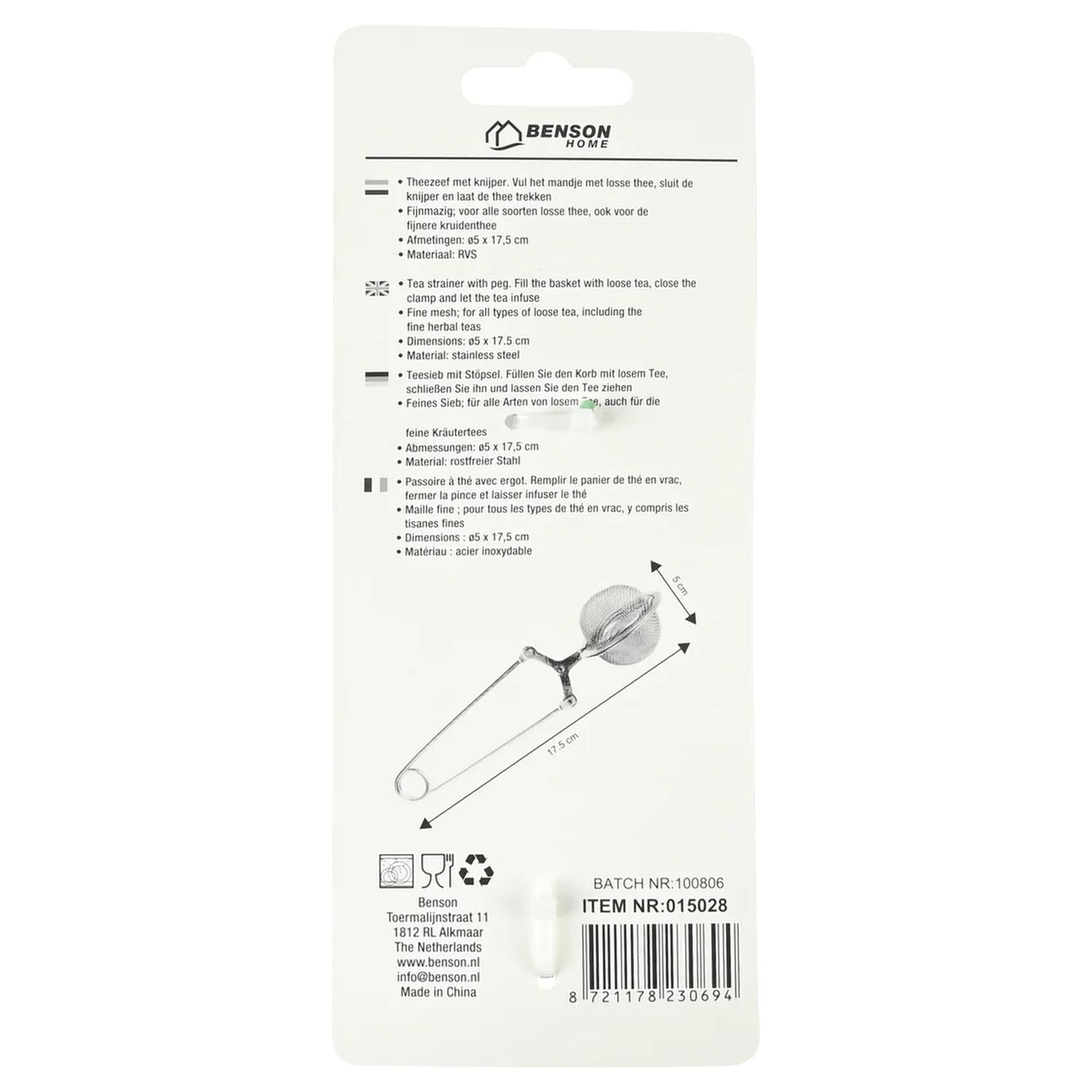 Rückseite der Produktverpackung eines Metall-Teesiebs mit mehrsprachigen Textinformationen, Maßangaben, Materialhinweisen, Piktogrammen und Barcode auf hellem Hintergrund.