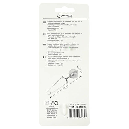 Rückseite der Produktverpackung eines Metall-Teesiebs mit mehrsprachigen Textinformationen, Maßangaben, Materialhinweisen, Piktogrammen und Barcode auf hellem Hintergrund.