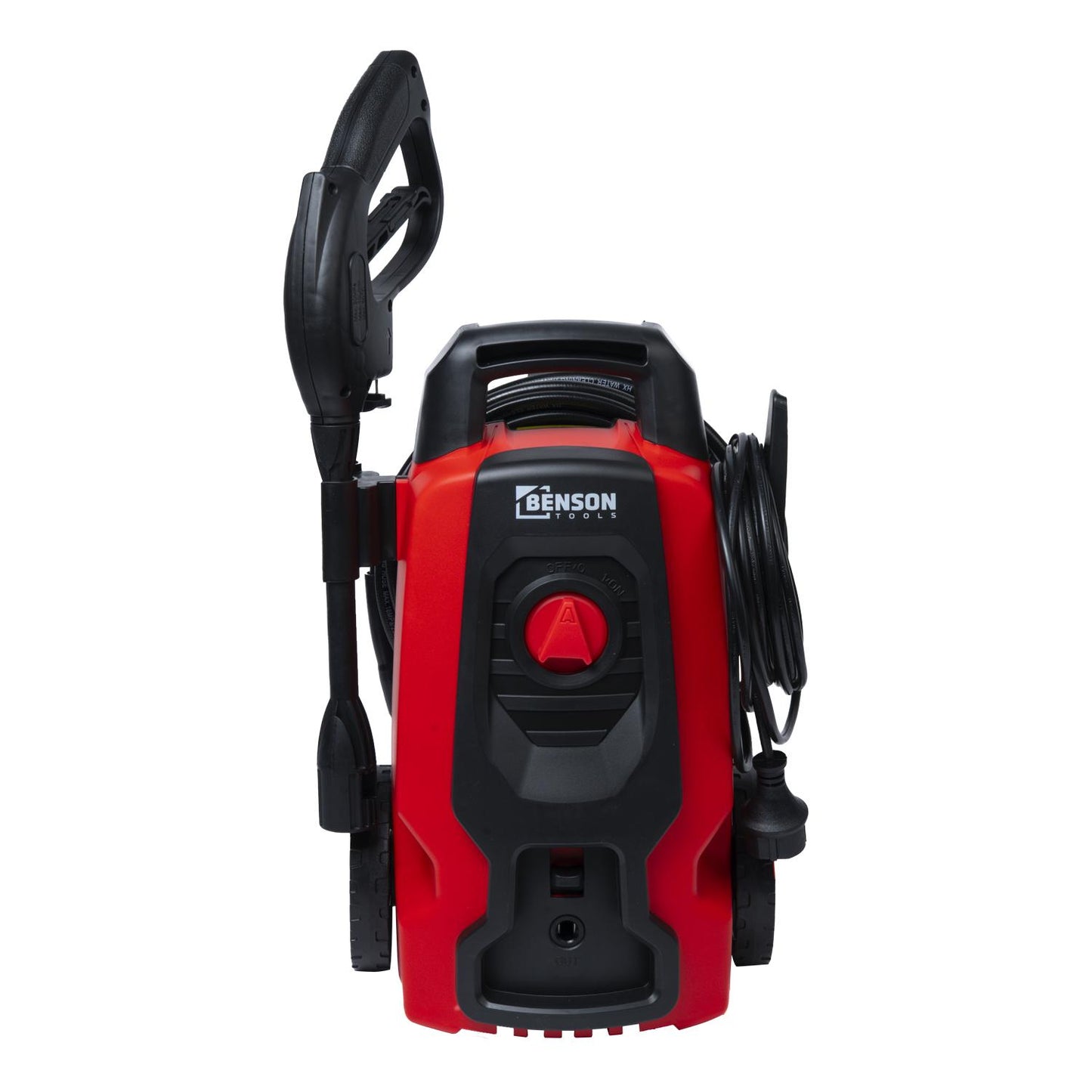 Ein rot-schwarzer Hochdruckreiniger mit zentralem Drehregler, Griff, zwei Rädern, montierter Sprühlanze links und aufgewickeltem Kabel rechts ist frontal zu sehen.